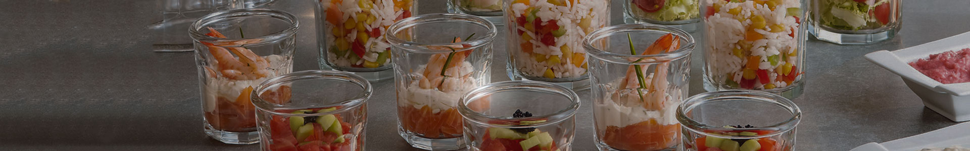 Arcoroc Eskale Gläschen mit Desserts gefüllt.